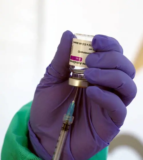 I virologi ora attaccano l'Aifa "Astrazeneca? Così è autogol"