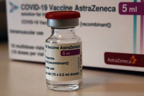 Vaccini AstraZeneca, ecco tutti i sintomi di cui preoccuparsi