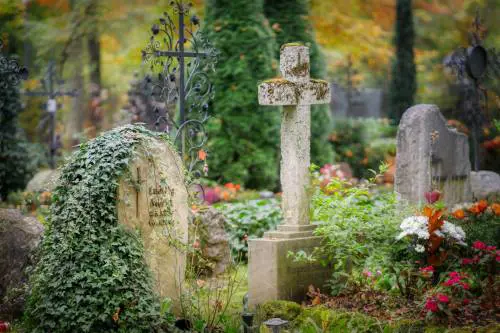 Il figlio muore di tumore e il padre 82enne non lascia la tomba da 400 giorni