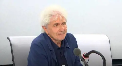 Francia, accoltellato alla gola regista Alain Francon