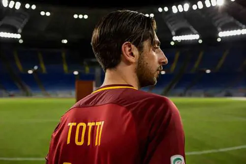 La serie su Totti, “Speravo de morì prima”: una ventata d’aria fresca salvifica