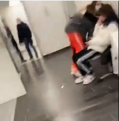 Assalto choc all'ospedale: aggrediscono i sanitari e si riprendono in diretta