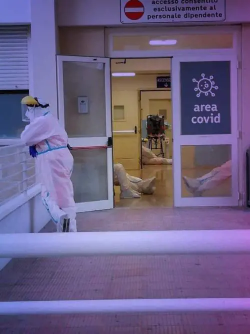"Mancano barelle e ossigeno". E l'ospedale-Covid chiude per 48 ore