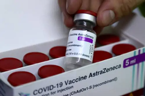 "Con questi sintomi sentite il medico". Cosa dice il "bugiardino" di Astrazeneca