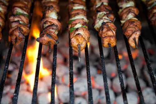 Barbecue sotto accusa: "È inquinante, fa male". E adesso c'è chi lo vieta