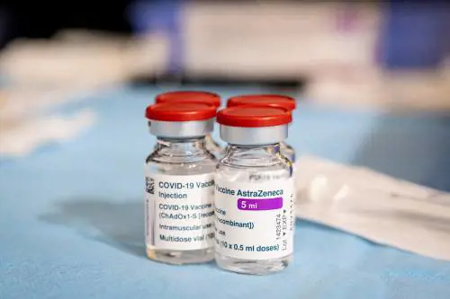 Stretta di Bruxelles sull'export di vaccini. Accordo con Londra: "Vantaggi per tutti"