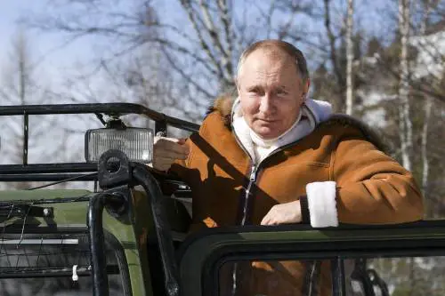 Putin si fa Sputnik e attacca. "Ue non difende le persone"