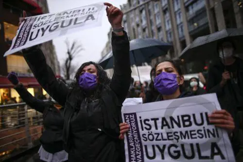 Le femministe ancora in piazza e sui balconi. Ma Erdogan: "Le leggi già tutelano le donne"