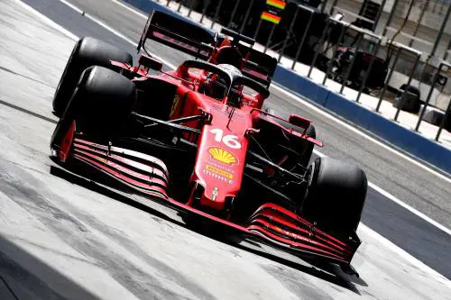 È una strana F1 al via. Da Hamilton "precario" alla Ferrari dei 2 Carlo. Sperando non litighino