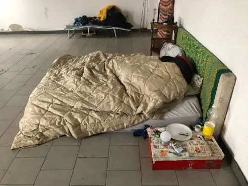 L'ex scuola trasformata in un "hotel" abusivo