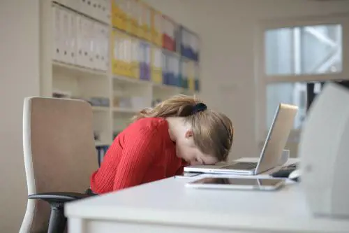 Mai più call noiose: un'app ti fa fuggire dalle videochat con l'ufficio