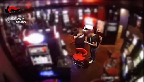 Pestato per tutta la notte per il pin del bancomat: rapina choc a Milano