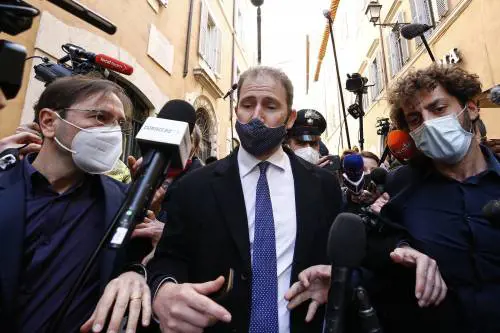 Ora Casaleggio scarica i peones querelati: pagatevi i legali, soldi solo per Crimi e Grillo