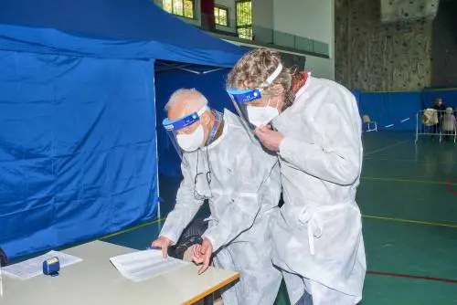 Sospensione dello stipendio e ferie forzate: stretta sui medici che rifiutano il vaccino