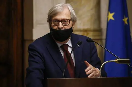 Sgarbi denuncia lo spot coi baci saffici: "Offensivo"