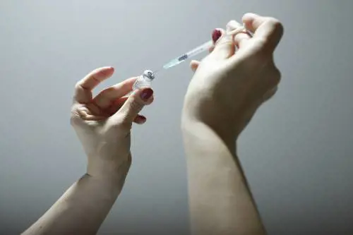 Chiudete, ma poi dateci i vaccini