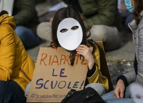 Test ai bimbi, ma resta la stretta Cosa succede dopo Pasqua