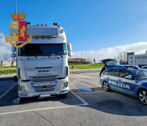 Salgono sul tir per raggiungere la Francia (ma sbagliano direzione). Fermati sei clandestini