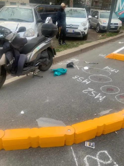 I cordoli "vietati" di Sala già causano un incidente