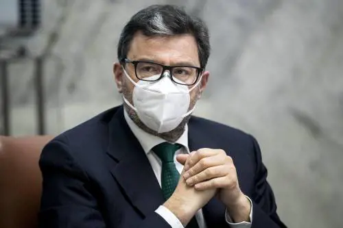 Giorgetti punge Orlando. "Sblocco licenziamenti ma con ammortizzatori"