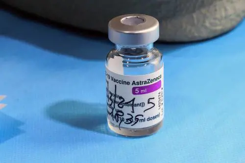 Stabilimento blindato, camion fermati dai Nas. "Esaurite le fiale, qui stallo da una settimana"