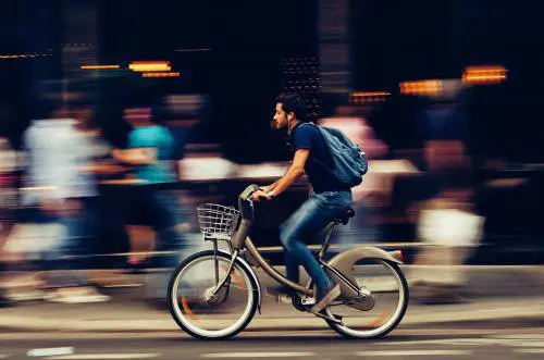 Non dai la precedenza in bici? Perdi pure i punti della patente 