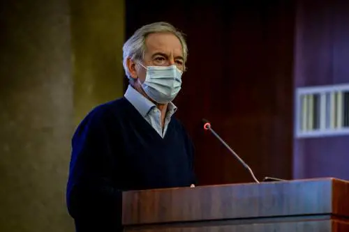 Strigliata di Bertolaso "Vaccinare a tappeto"