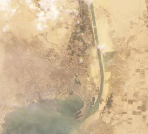 Il mega cargo si incaglia nel Canale di Suez. Traffici globali in tilt