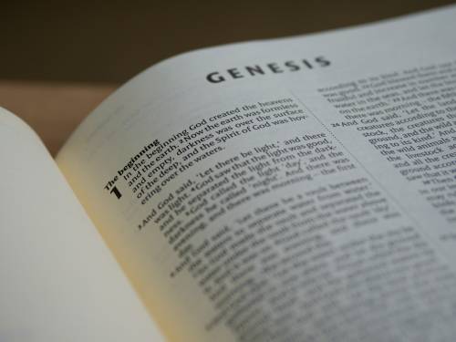 Non basta una Parola: la sfida impossibile di tradurre la Bibbia