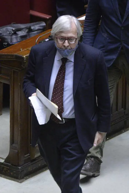 Sgarbi sbotta: "Ho il cancro e in Aula mi fanno tenere la mascherina"