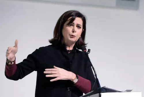 L'ultimo delirio della Boldrini: per difendersi raschia il fondo