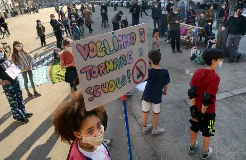 Il pasticcio dei tamponi ai bimbi che non sono ancora autorizzati