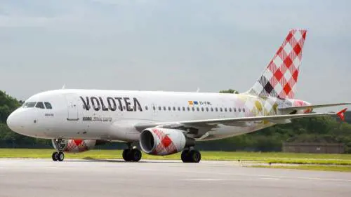 Bambini vivaci, lite in volo E l'aereo torna a Olbia