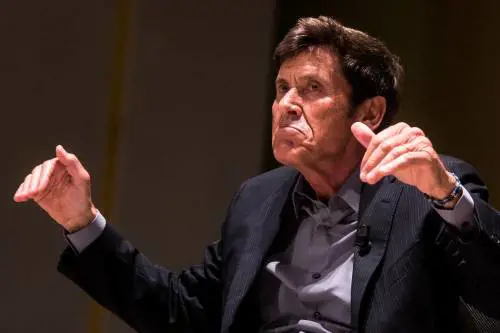 Renato Zero fa il vaccino. Gianni Morandi viene imboccato. Scoppia l'inutile polemica