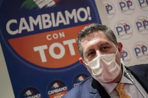 Toti sotto scorta dopo le minacce di morte