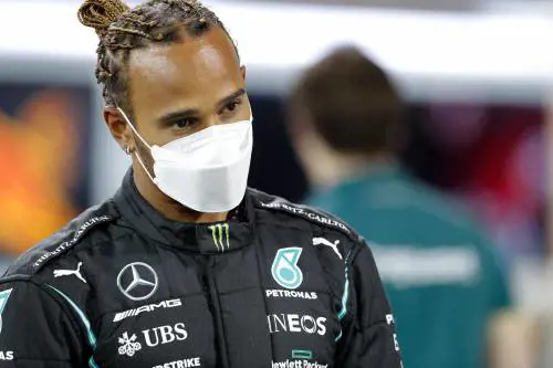 Il secchione Hamilton in maschera. E i due Carlo credono nella Ferrari