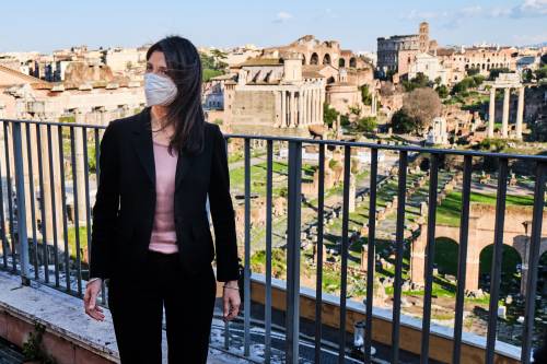Raggi scoglio per Conte E lei spedisce i rom nella struttura covid