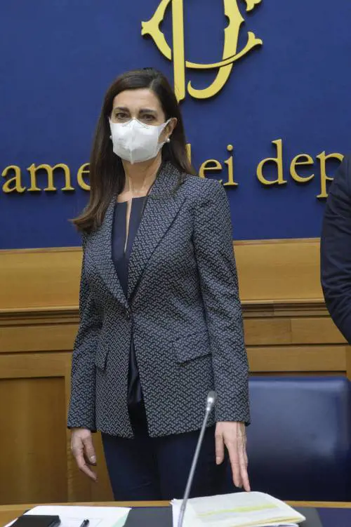 Se la  Boldrini non può prenotarsi il parrucchiere
