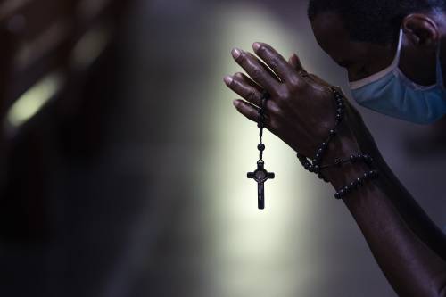 Brasile, prete stupra donna dopo una preghiera: "Me lo ha ordinato il diavolo"