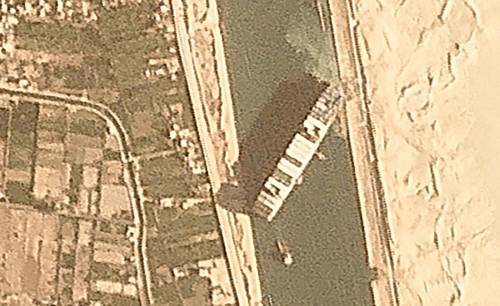 Navi ferme, miliardi e incidenti: cosa sta succedendo a Suez?