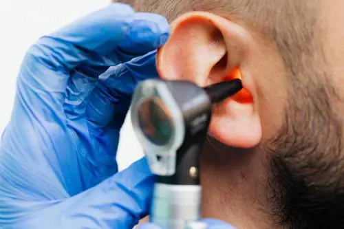 Acufene, quel sibilo all'orecchio che non dà pace. I migliori integratori per curarlo