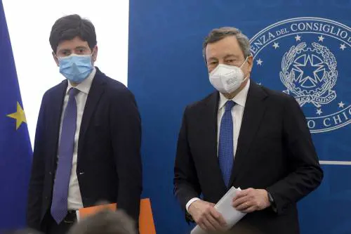 Il realismo di Draghi: "Niente zona gialla per tutto aprile. Ogni nuova decisione in base ai contagi".