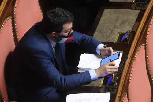 Ma Salvini non ci sta: "Impensabile un altro mese chiusi". Scontro con Pd e 5s