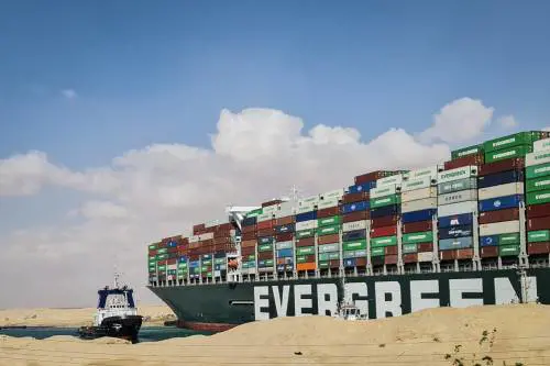 Il grande caos di Suez. Merci e petrolio bloccati. A rischio l'export italiano