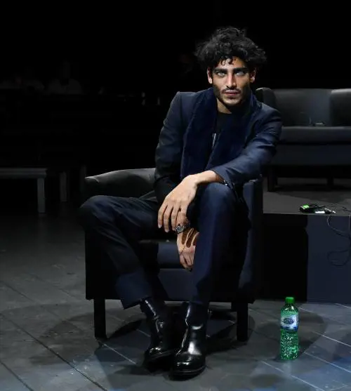 Operazione agli occhi? Akash Kumar si smaschera ​da solo e pubblica la foto di un'altra persona