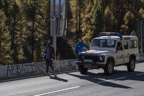 La Francia respinge 50 migranti in Italia: "Ha esploso colpi di pistola"