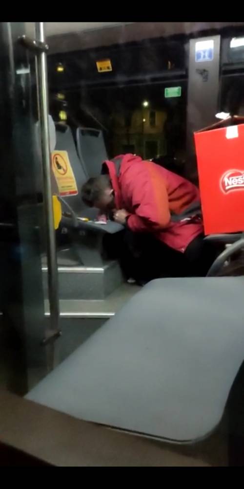 L'uomo si droga sul bus Atm: "Soltanto 16 agenti su 4 turni"