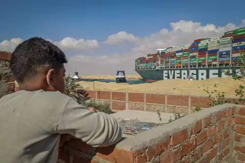 Suez, 14 rimorchiatori in azione In coda per il blocco 321 navi