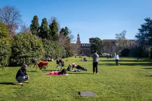 Ondata di caldo anomalo Ma poi tornano le piogge: ecco quando arriva il freddo