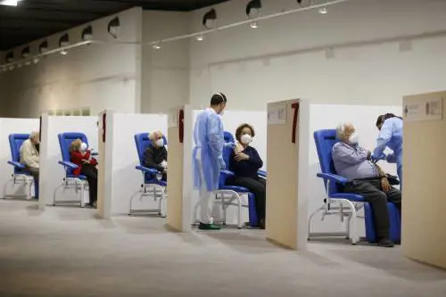 Vaccini in Toscana, priorità agli avvocati e ai praticanti: regione fanalino di coda negli over 80